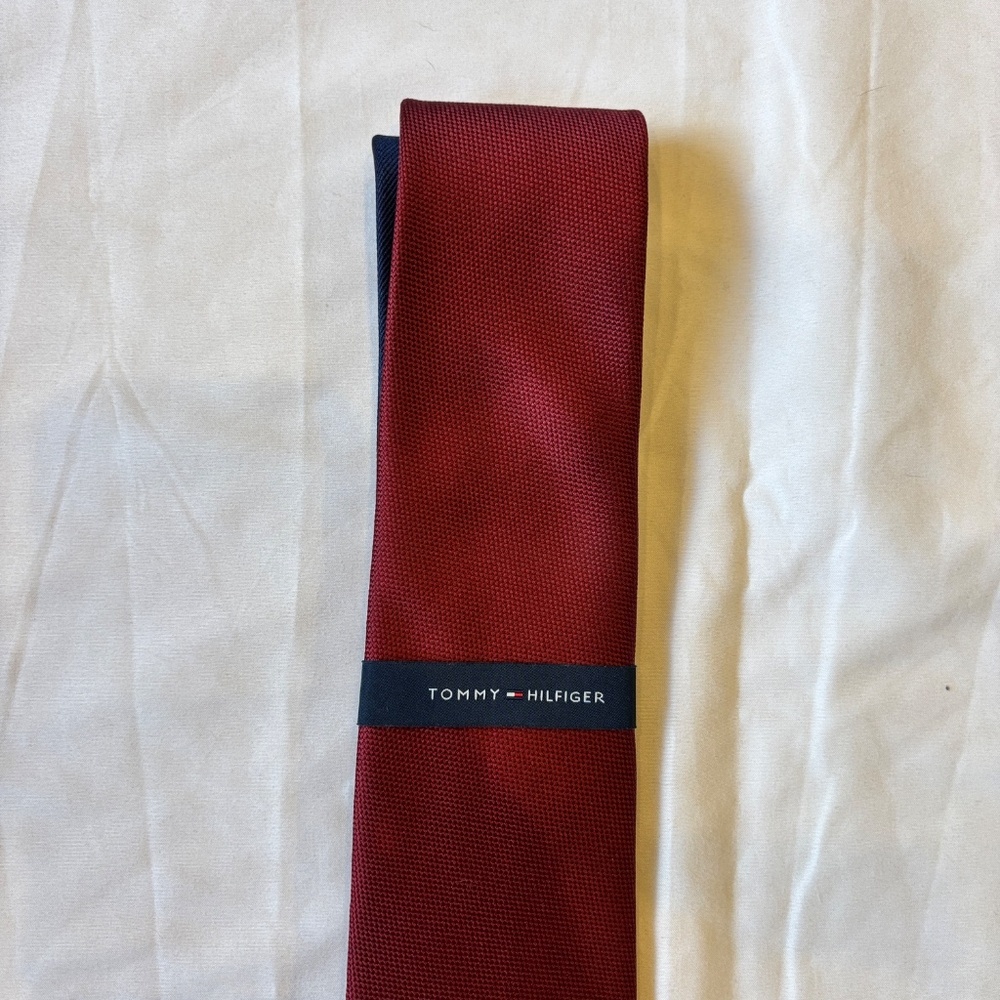Tommy Hilfiger Burgundy Red Textured Tie – NWT – $65 Retail‎